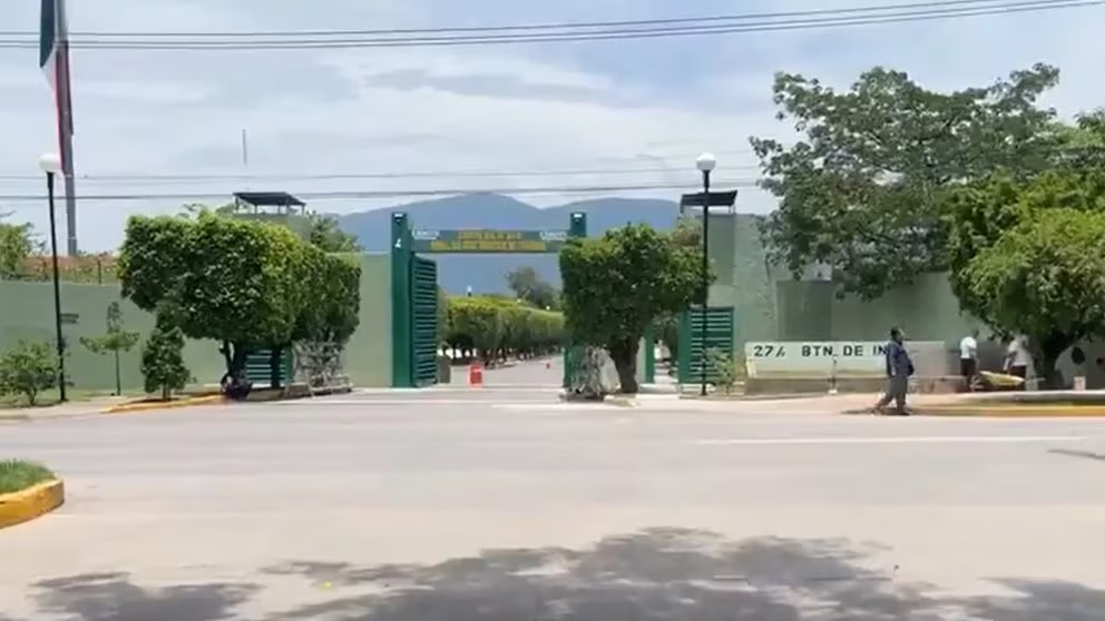 AMLO ordena búsqueda de los 43 normalistas de Ayotzinapa dentro de cuartel del Ejército en Iguala
