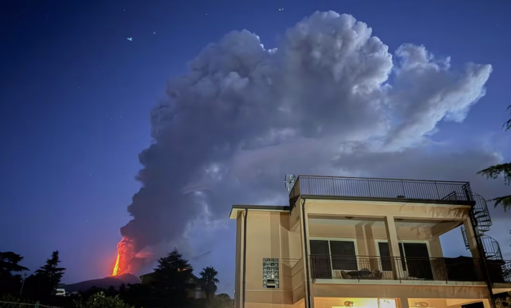Caos en el aeropuerto de Catania por erupción del Etna: vuelos retrasados y nube volcánica de 10 kilómetros