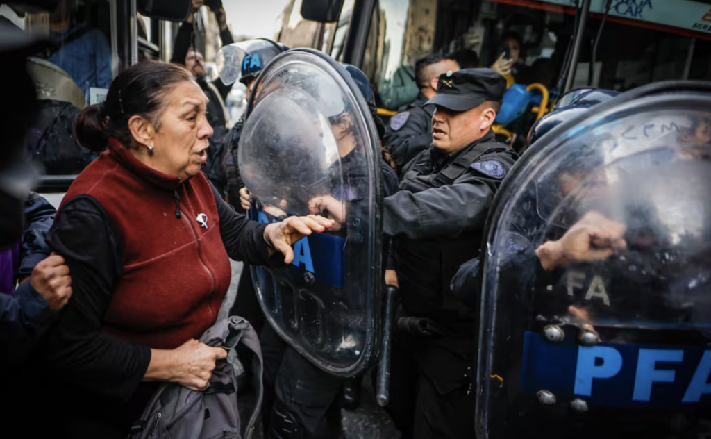 Los jubilados de Argentina protestan en el congreso contra el veto de Milei a la reforma de pensiones