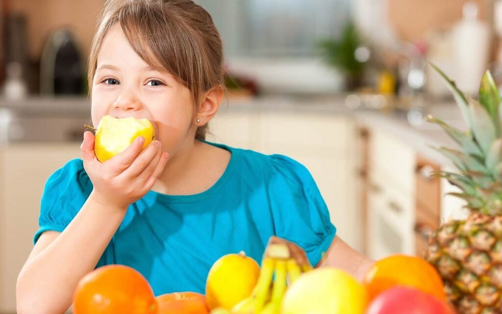 Niños deben consumir un mínimo de 10 gramos de frutas y verduras al día