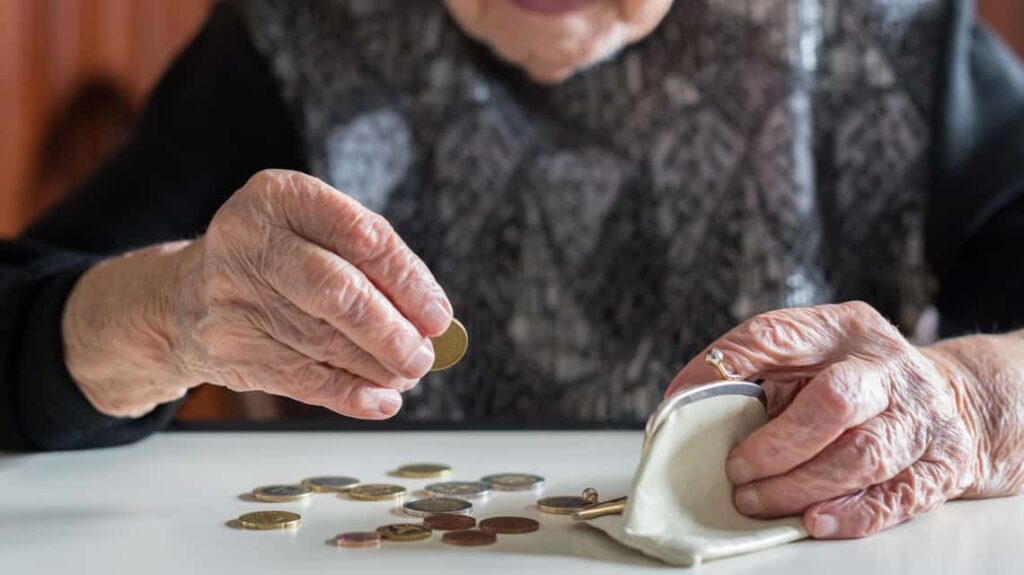 Pobreza en adultos mayores se redujo significativamente entre 2016 y 2022