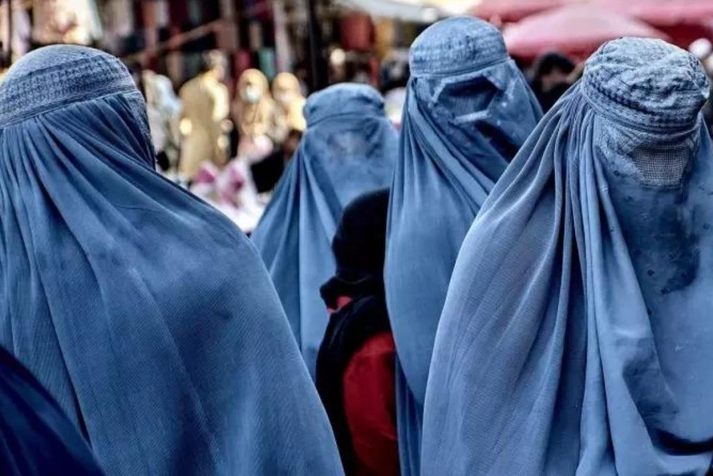Talibanes prohíben a las mujeres cantar en espacios públicos