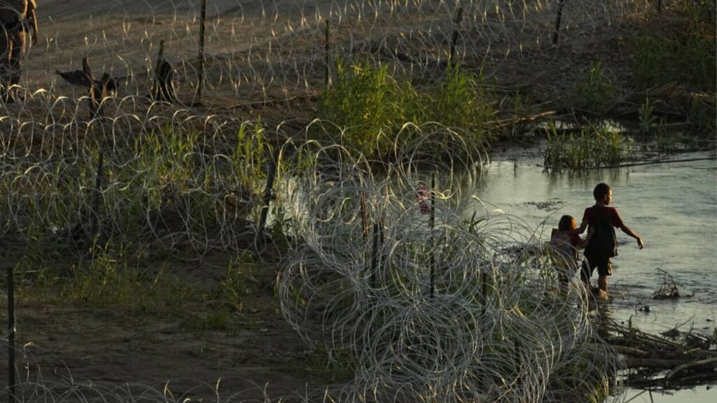 Texas amplía su alambrada antimigrantes en la frontera con México