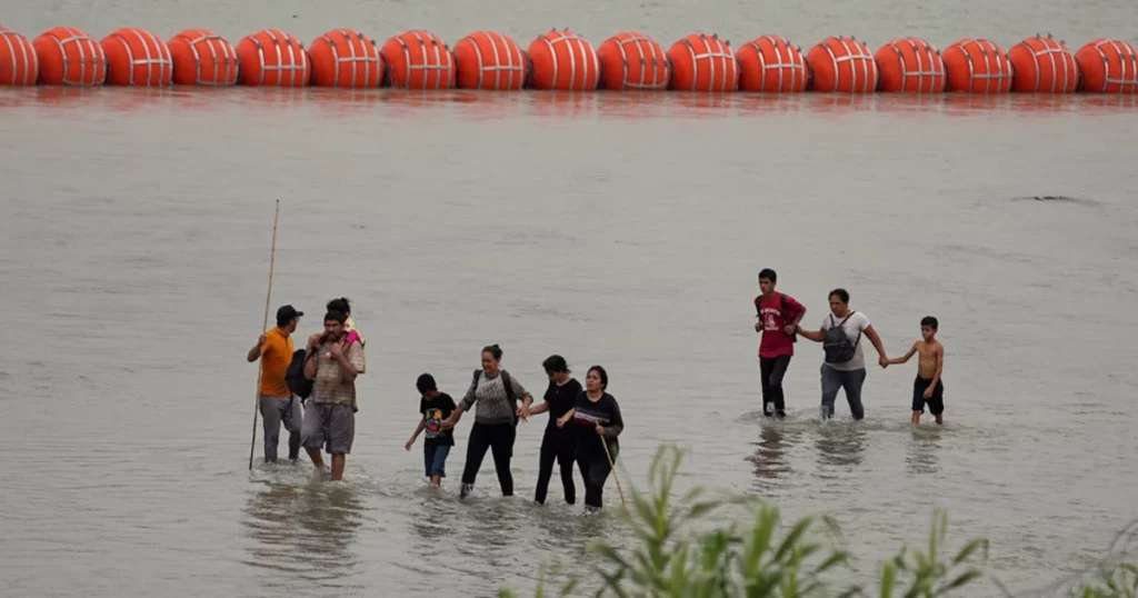 Texas buscará mantener la barrera de boyas en la frontera con México