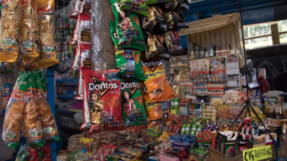 Presentan amparo para evitar comida chatarra en escuelas