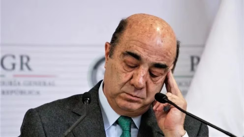 Tribunal mantiene vigente amparo de víctimas de Ayotzinapa que pide encarcelar a Murillo Karam