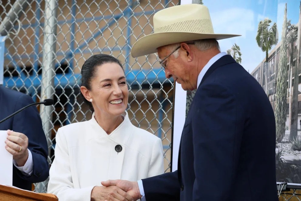 Ken Salazar felicita a Sheinbaum tras recibir constancia como presidenta electa de México