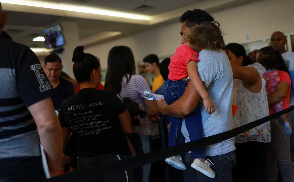 Parole in place: EU lanza programa que dará vía a la ciudadanía a cónyuges inmigrantes