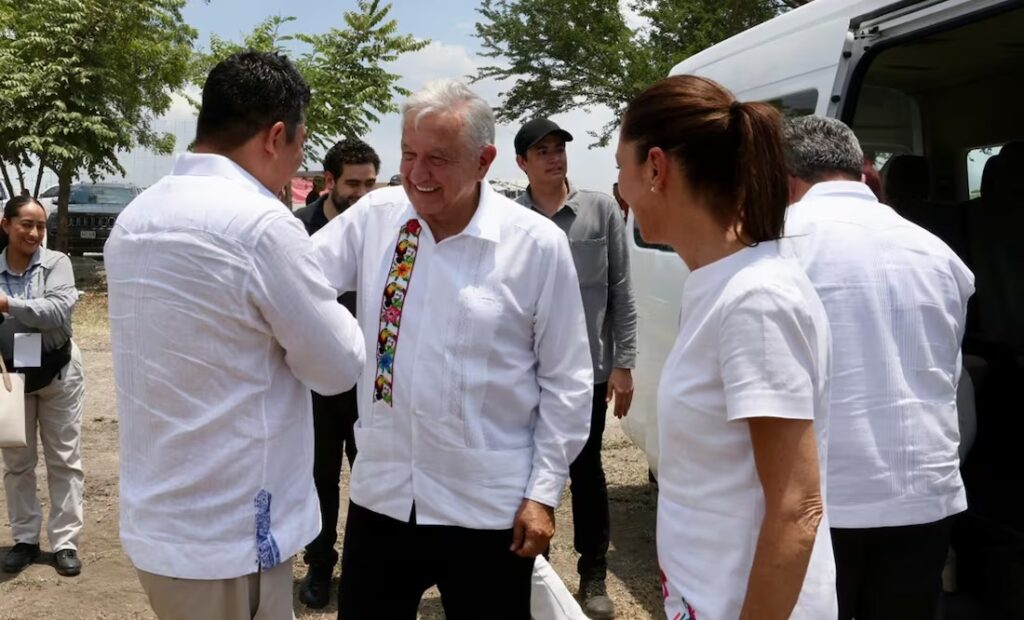 Sheinbaum promete ampliación de aeropuerto, tren y carreteras en San Luis Potosí