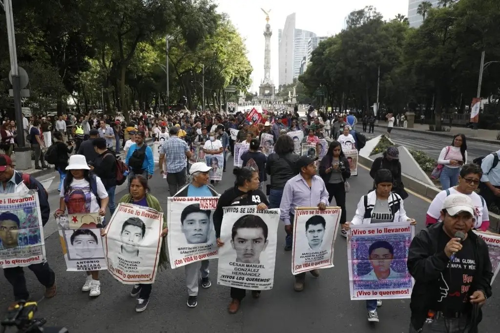 Padres de los 43 normalistas de Ayotzinapa rompen con su abogado Vidulfo Rosales