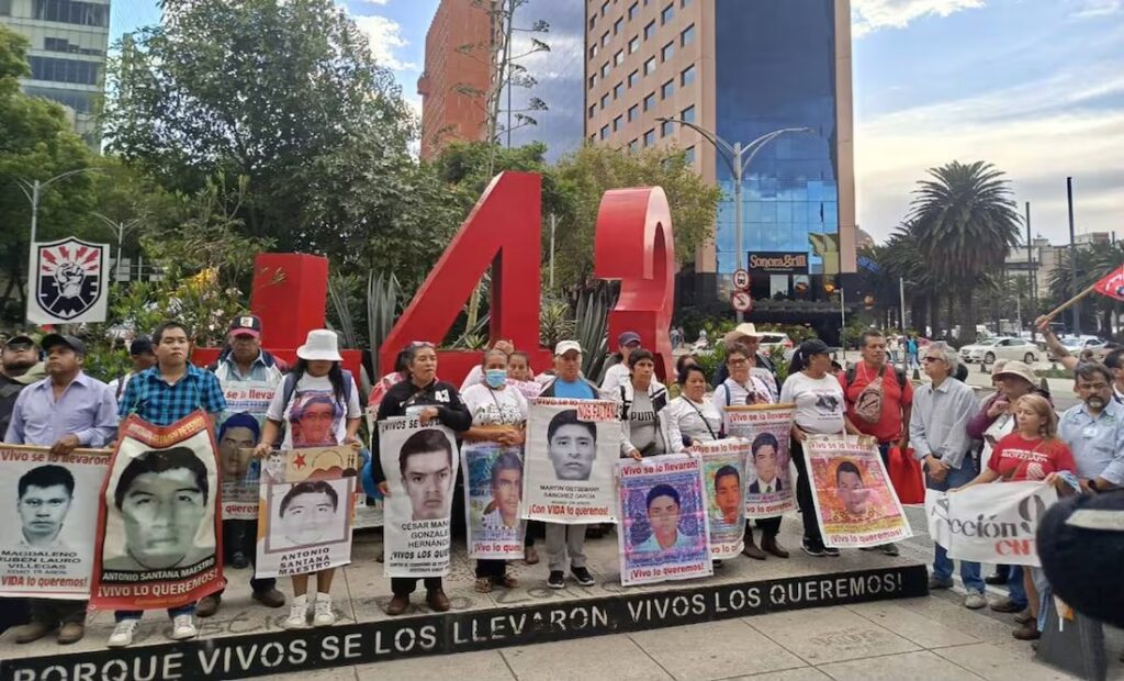 Padres de 43 normalistas piden llamar a declarar a Peña Nieto tras declaración de Tomás Zerón