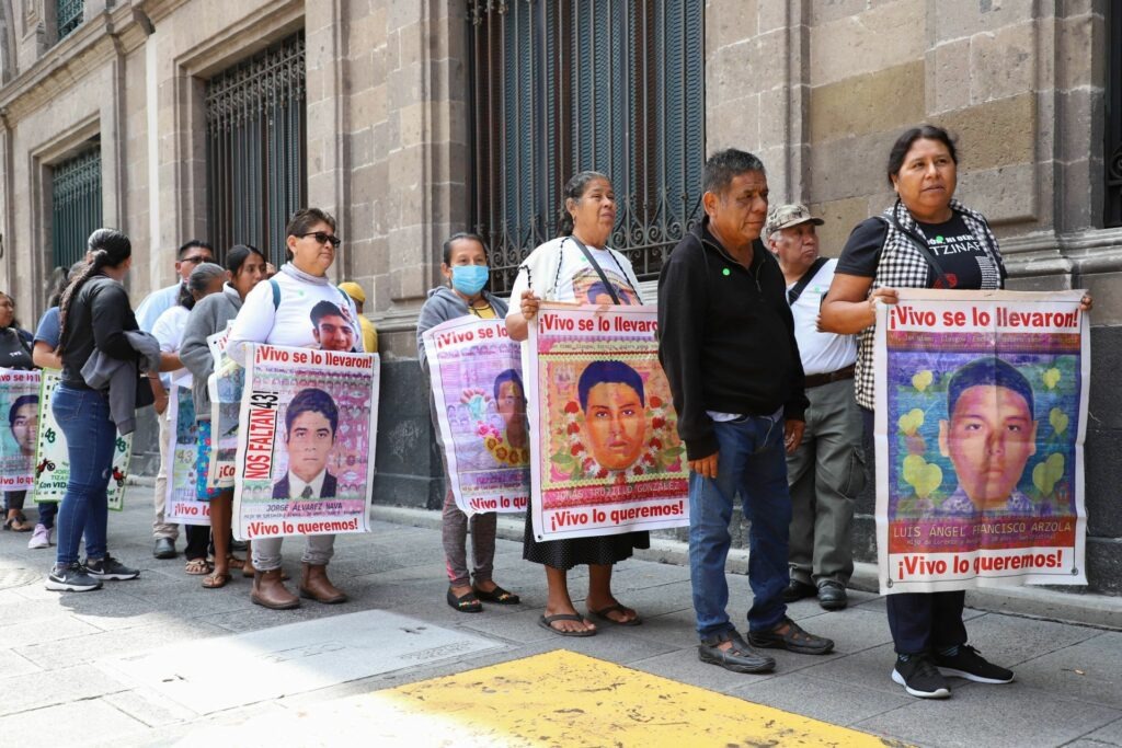 Padres de normalistas de Ayotzinapa preparan peticiones para Sheinbaum