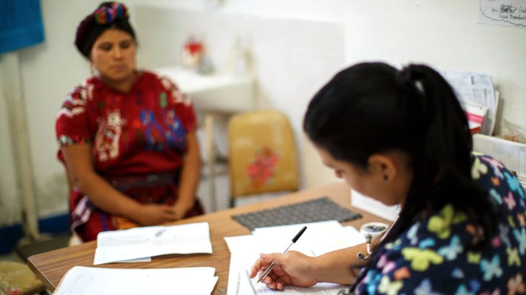 Grupos vulnerables carecen de seguridad social y salud: Coneval