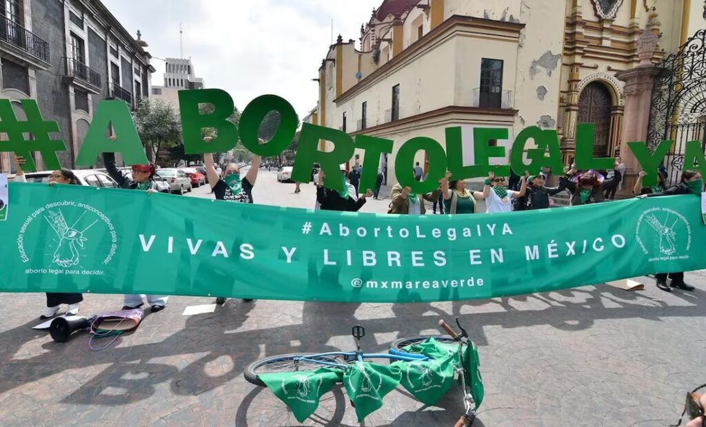 Feministas entregan propuesta para despenalización del aborto en Edomex