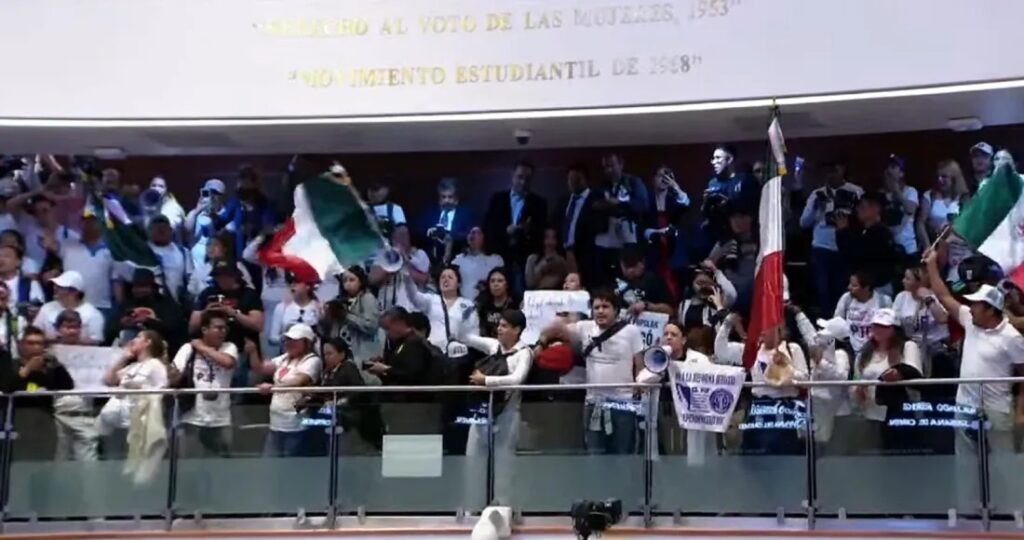 VIDEOS: Manifestantes irrumpen el Senado; suspenden sesión para aprobar reforma judicial