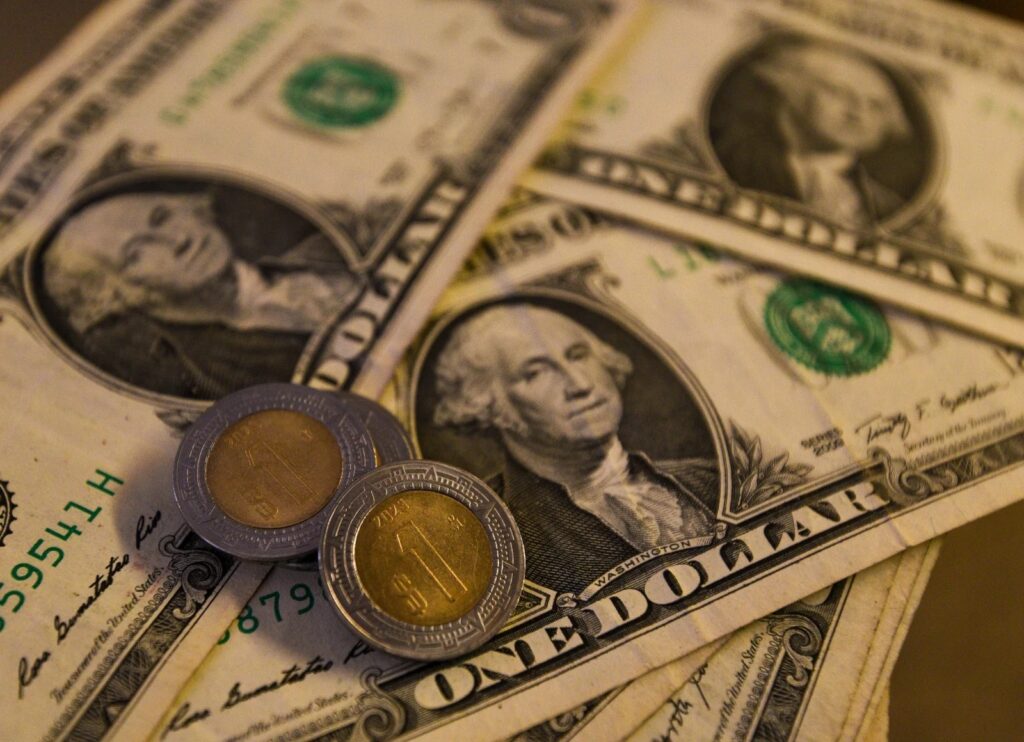 Peso se sigue apreciando frente al dólar tras reforma judicial y debate presidencial en EU