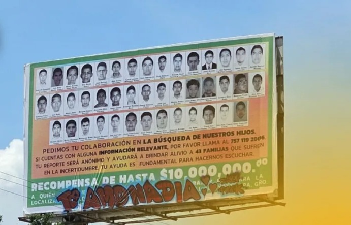 Colocan espectaculares para encontrar a los 43 normalistas de Ayotzinapa