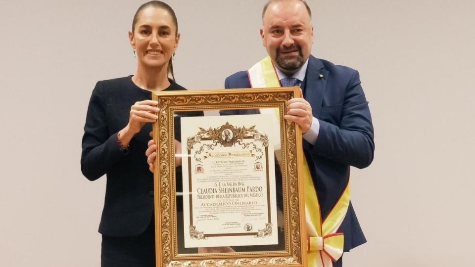 Sheinbaum recibe premio de la Academia Bonifaciana por su trayectoria académica y política