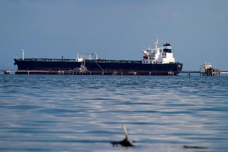 Naufragio de barcaza petrolera en Venezuela deja 2 muertos y 4 desaparecidos 