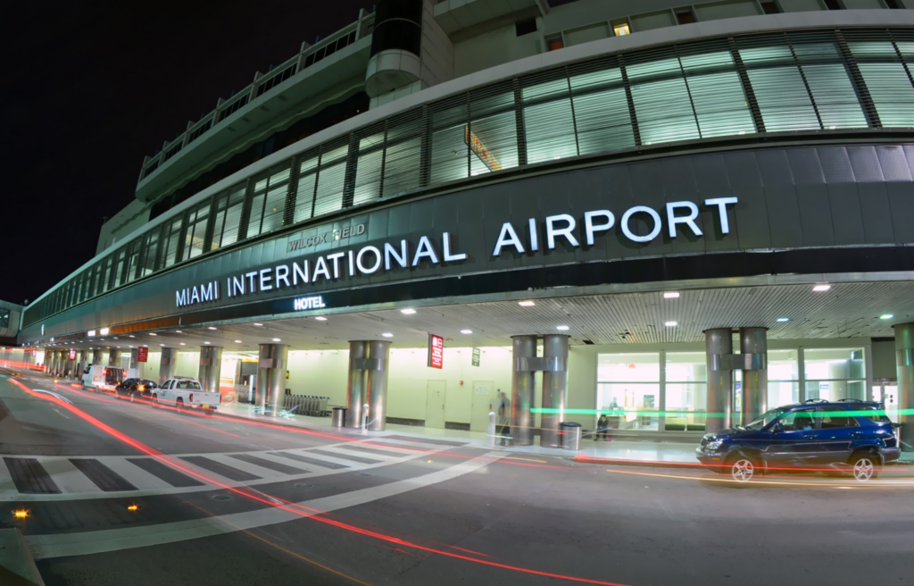 Florida cierra aeropuertos y cancela vuelos debido al huracán Milton