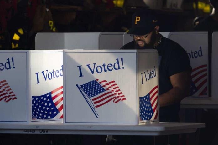 Estadounidenses votan bajo tensión y expectativa en unas elecciones históricas