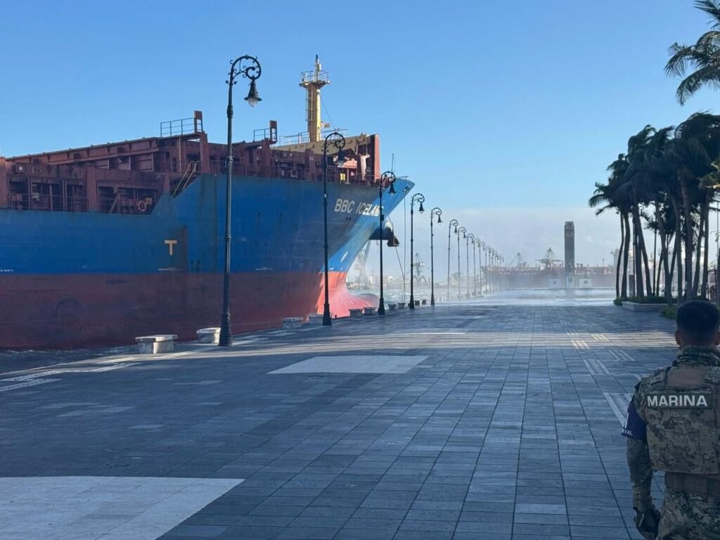 Barco de carga se impacta contra el malecón de Veracruz