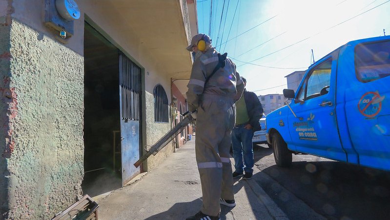 Brigadistas refuerzan acciones contra el dengue en Jardines del Rosario, Guadalajara