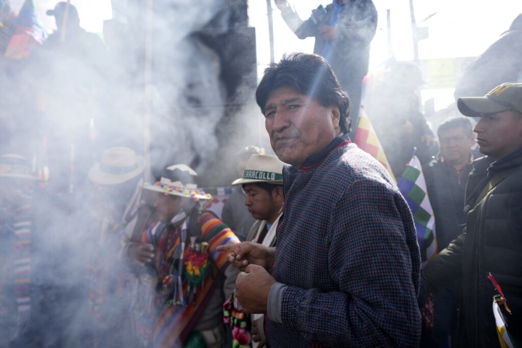 Chocan grupos afines a Evo Morales y la policía en marcha por crisis económica
