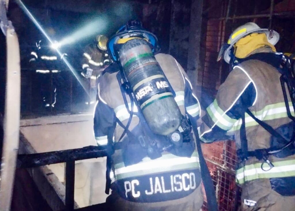 Controlan incendio en fábrica de la colonia Álamo Industrial en Guadalajara