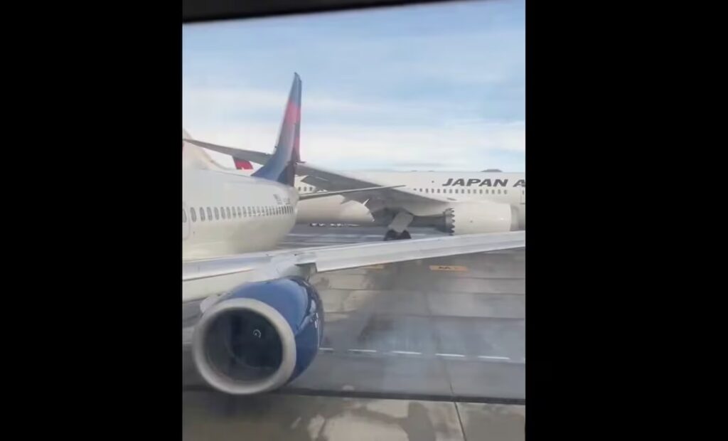 Avión de Japan Airlines choca contra cola de aeronave de Delta Air Lines