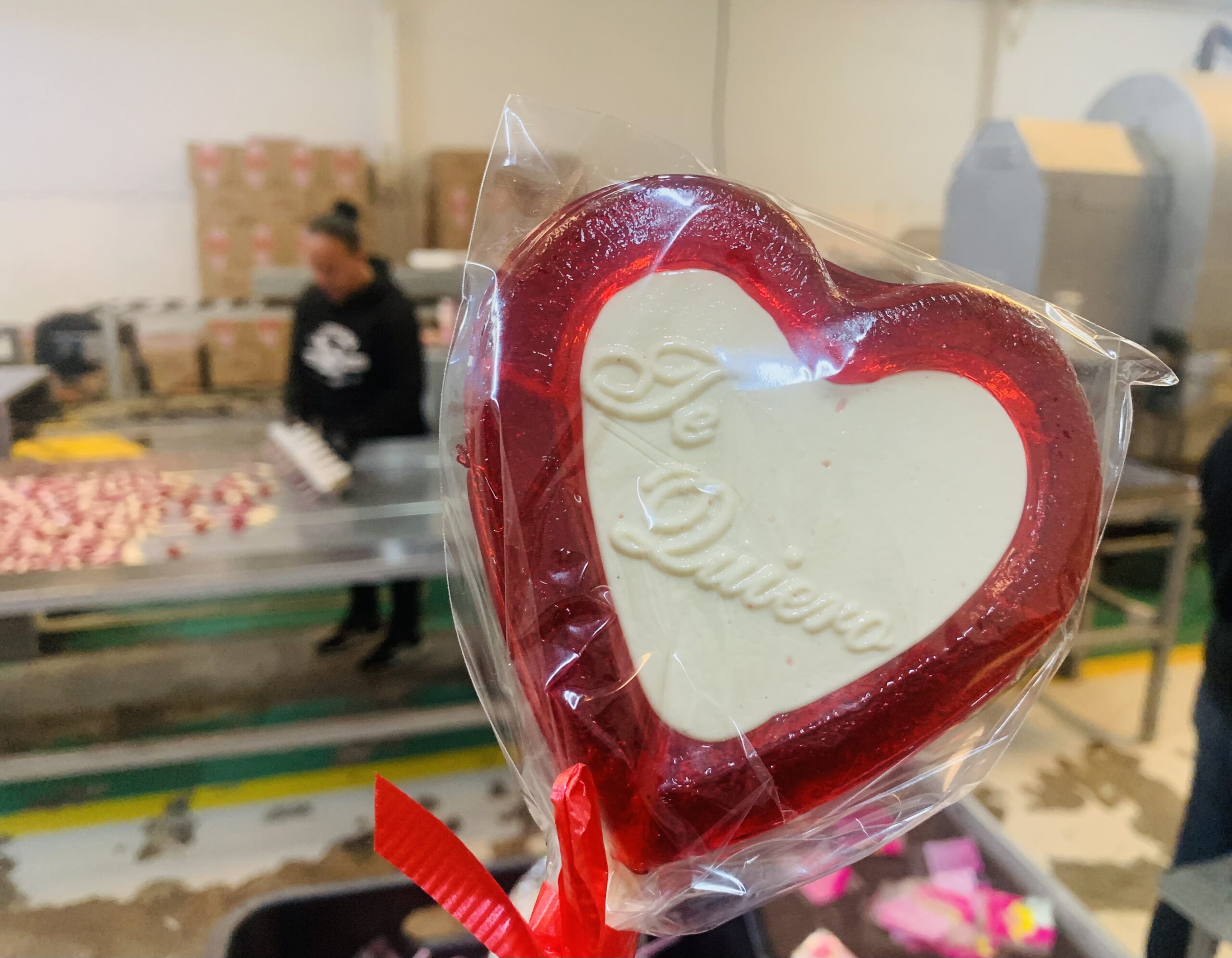 Paletas de Corazón y pirulís, el dulce favorito de los enamorados, una