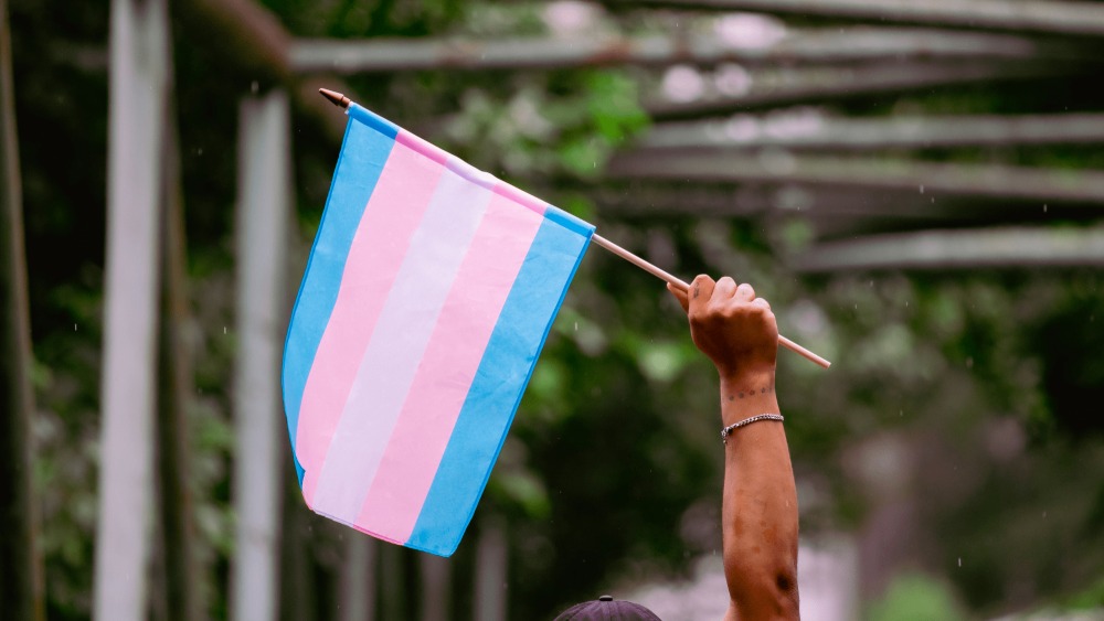 Argentina prohíbe cirugías de cambio de género y hormonización en menores