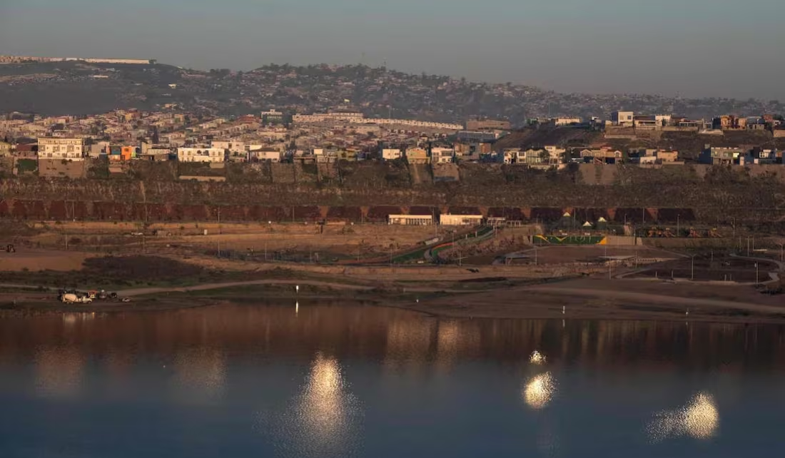 EE.UU. construye un muro sobre canal del río Tijuana; viola acuerdos ...