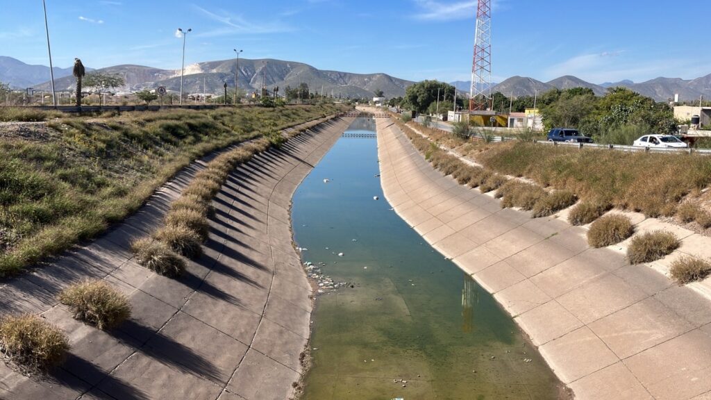 Flotó cadáver de ciclista que cayó a canal de riego