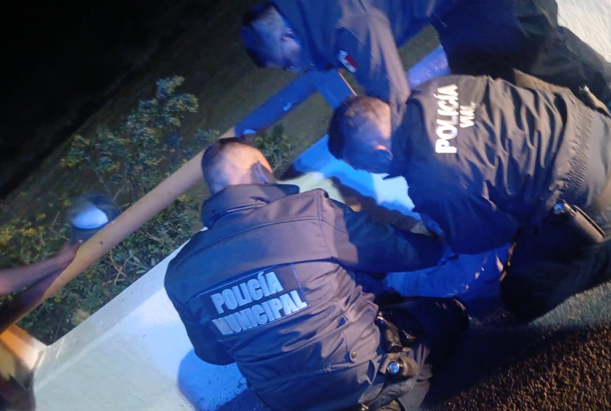 Policías Municipales evitan que joven se aviente de puente | Notigram