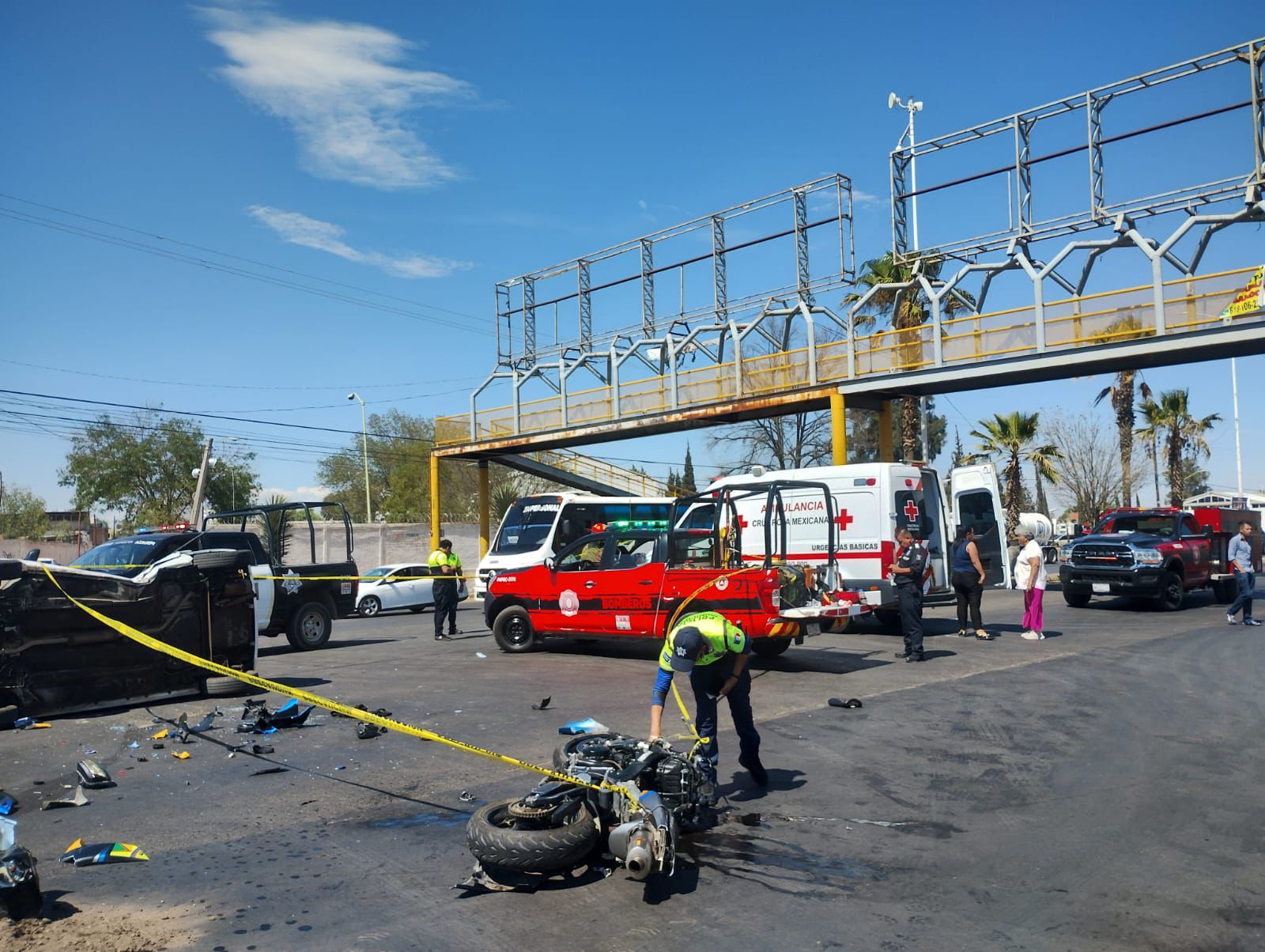 Choca moto contra carro y este último vuelca | Notigram
