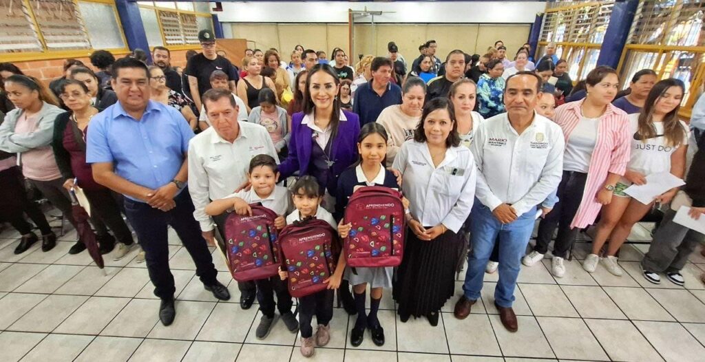 Inicia Laura Imelda entrega de mochilas con útiles escolares en Tlaquepaque