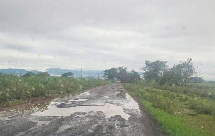 Rehabilita Gobierno del Estado tramo carretero Las Varas-Ixtapa de la Concepción