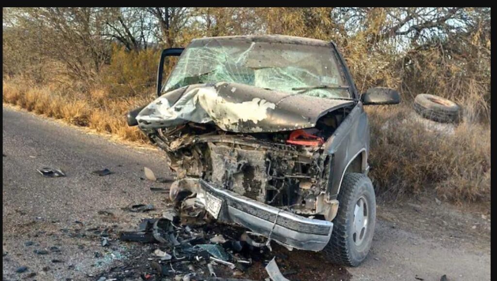 Tragedia en la carretera Parral-Durango: un muerto y un lesionado tras volcadura