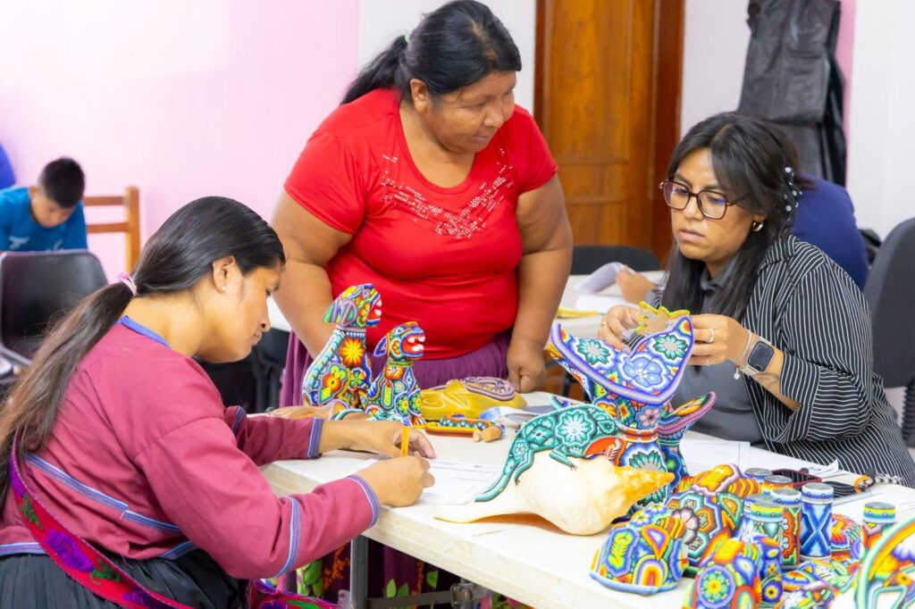 Respalda Beatriz Estrada el trabajo artesanal de los grupos originarios
