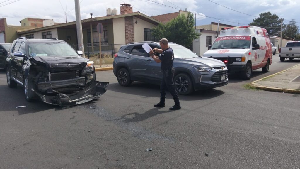 Triple choque en Altavista deja cuantiosos daños; responsable intentó huir pero ya fue ubicado
