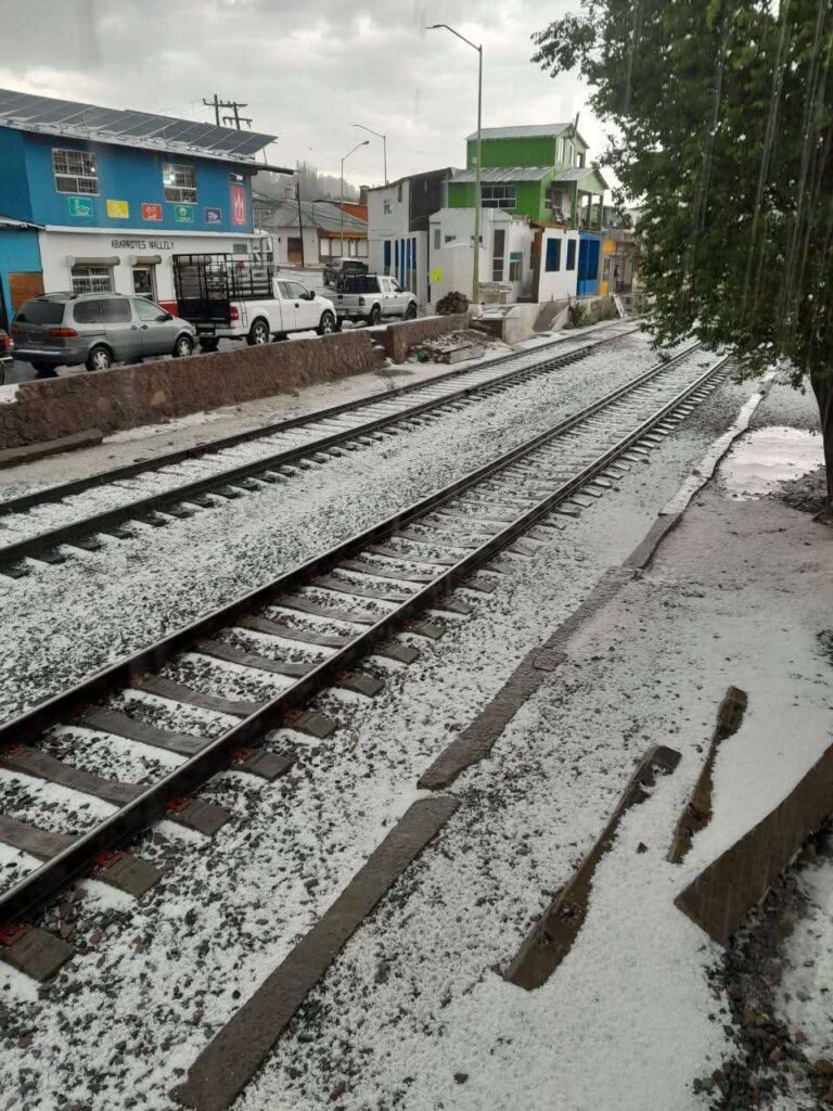 Granizada sorprende y cubre de blanco Creel