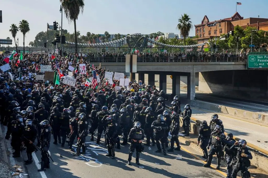 California pide frenar despliegue militar en Los Ángeles; acusa a Trump de actuar como “un tirano”