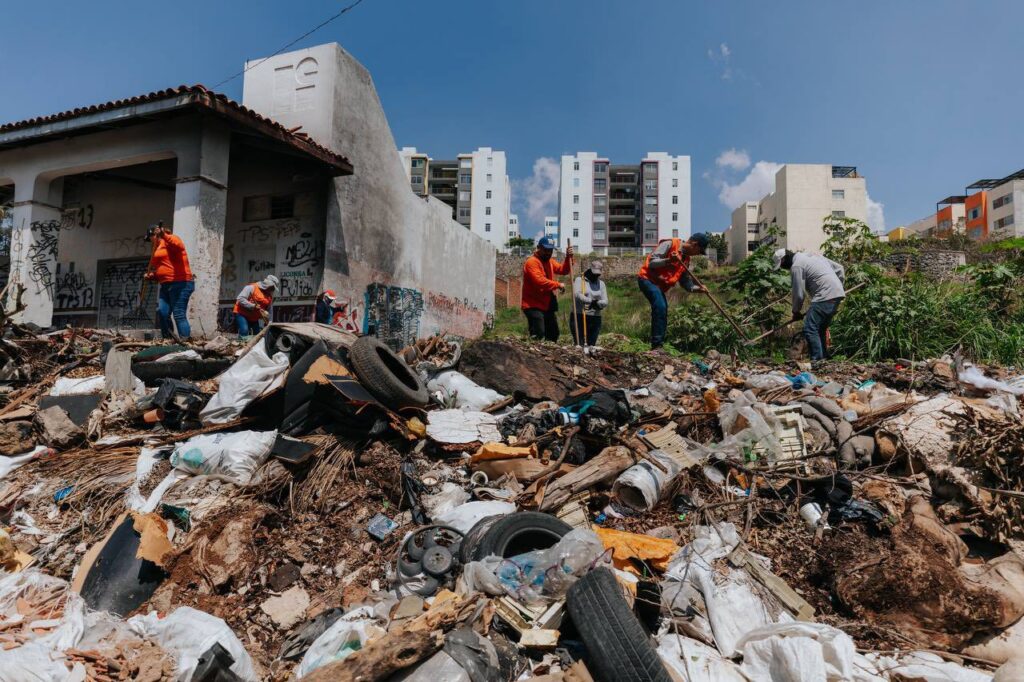 Policía de Guadalajara arresta a individuos que tiran basura