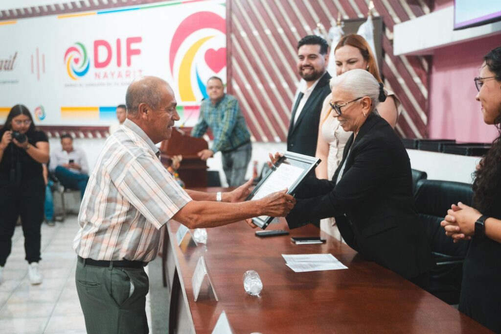 Beatriz Estrada reconoce años de labor a personal del DIF Nayarit