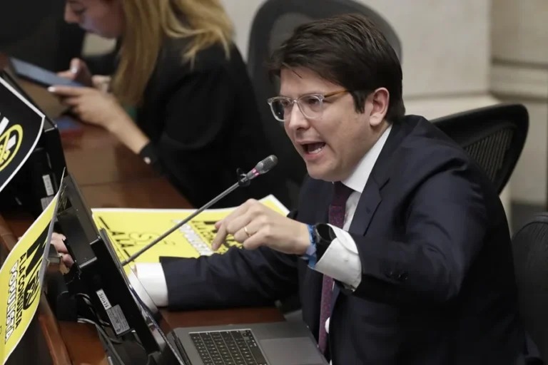 Senador Miguel Uribe nuevamente sale de cirugía tras atentado, se presenta estable