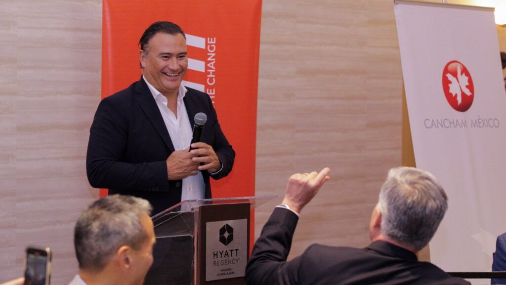 Firman convenio con empresa Solfium