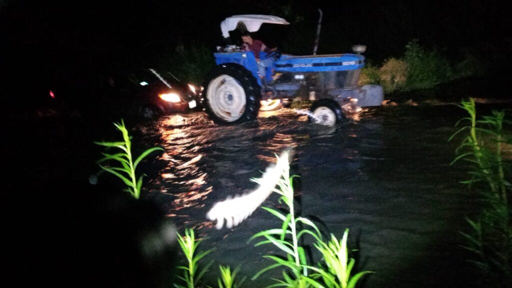 Conductor queda varado sobre lecho de aguas residuales en Santa Rosa