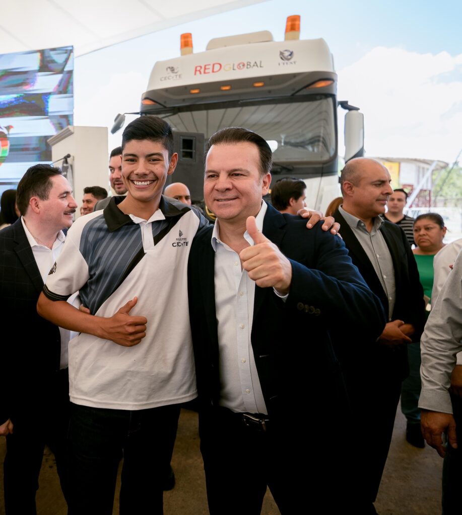 Esteban Villegas impulsa modelo único en México: jóvenes de Durango se gradúan con camión propio y hasta 150 mil pesos mensuales