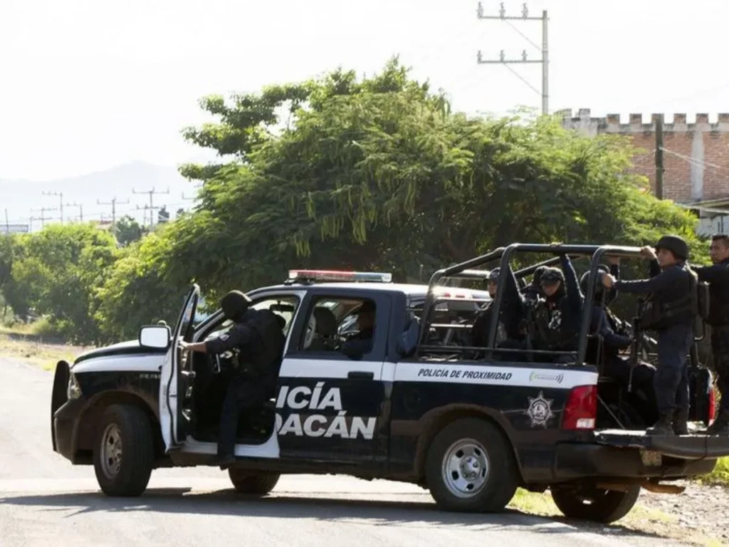 Detienen a 5 policías municipales por desaparición forzada en Michoacán